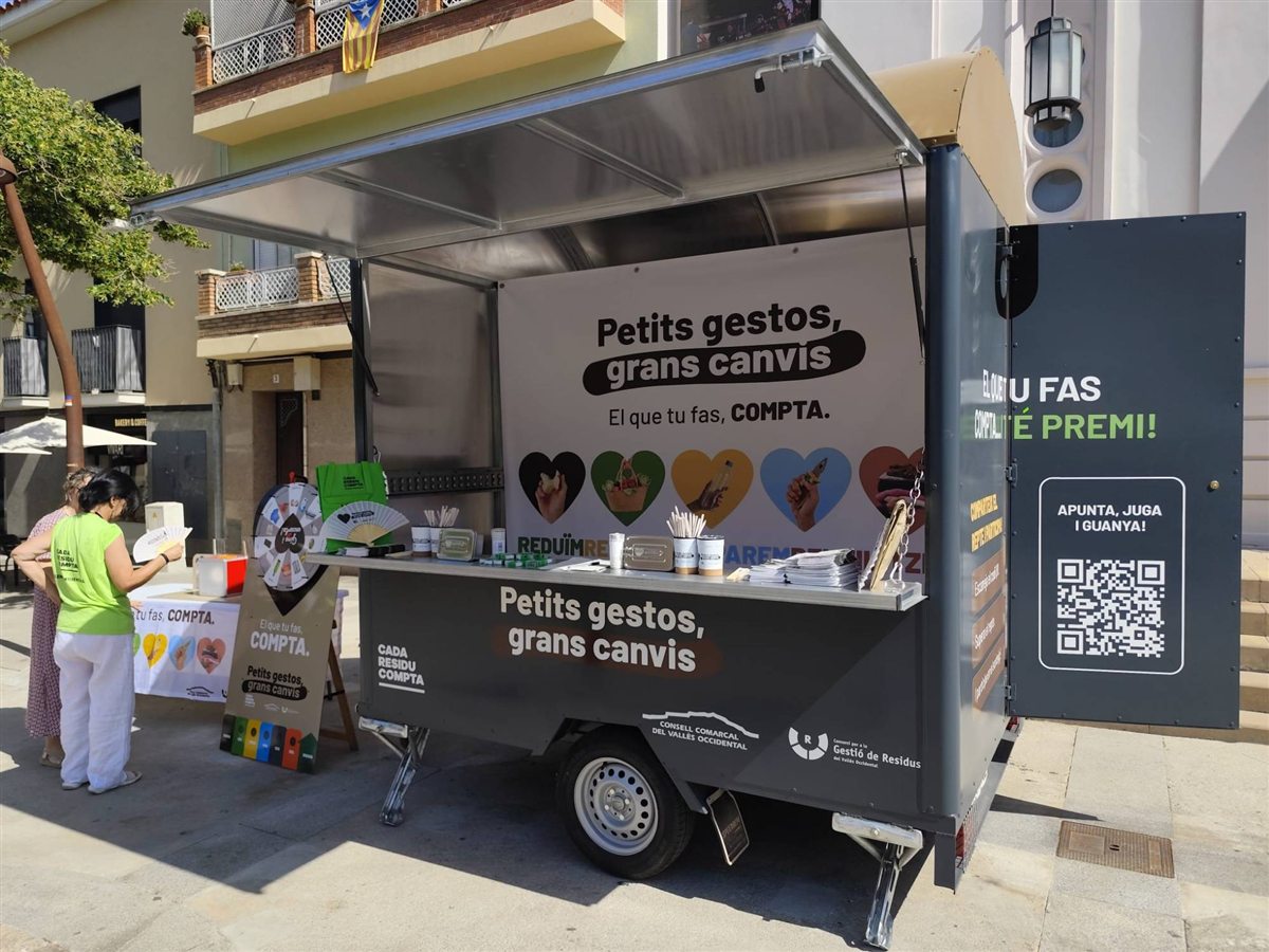 Remolc informatiu de la campanya «Petits gestos, grans canvis» en una plaça